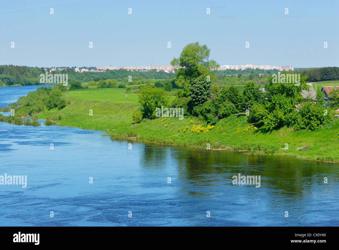 Uno dei maggiori fiumi della Bielorussia, Dvina occidentale Foto Stock