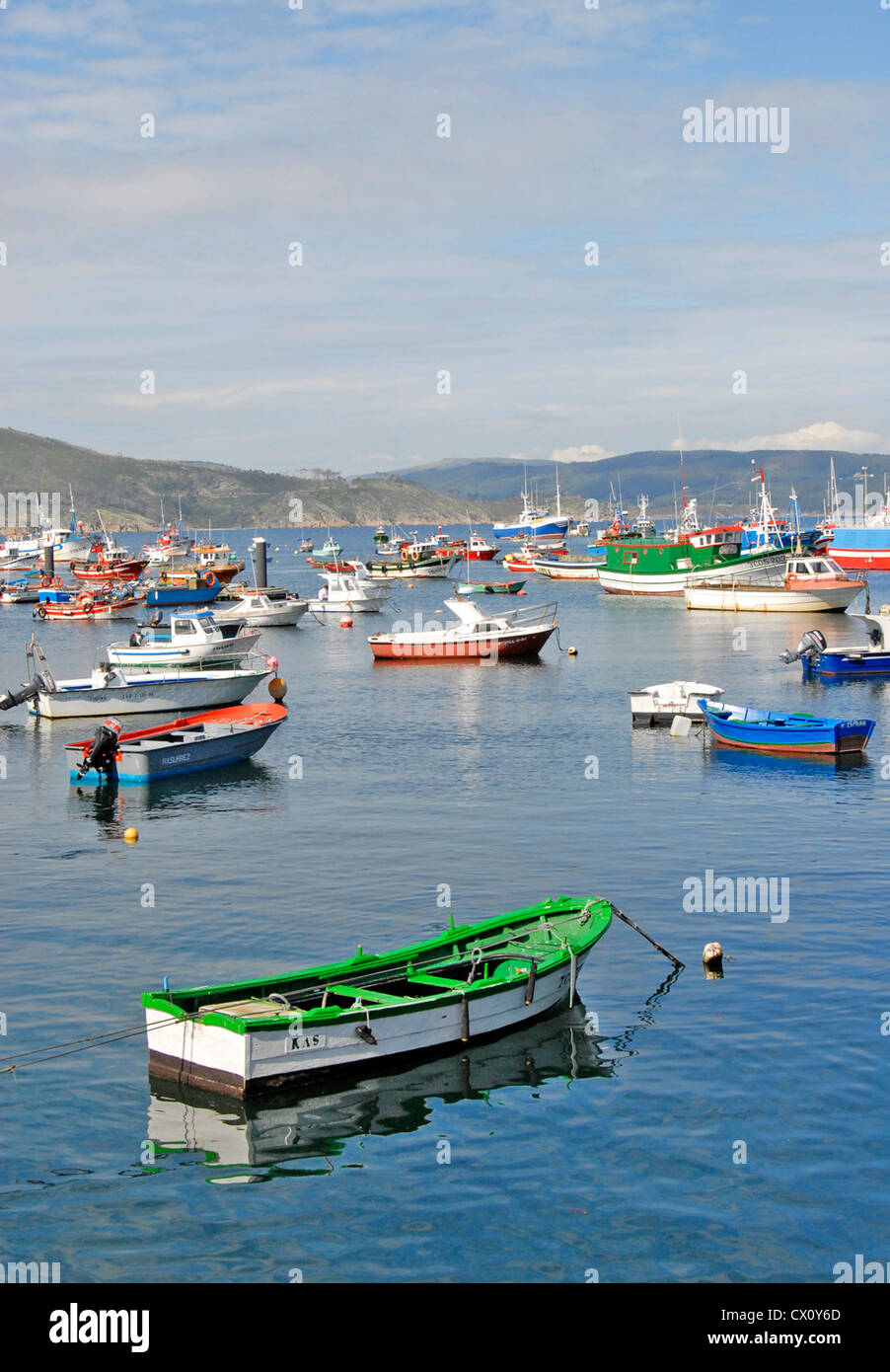 Verde e bianco barca in Finisterre Marina Foto Stock