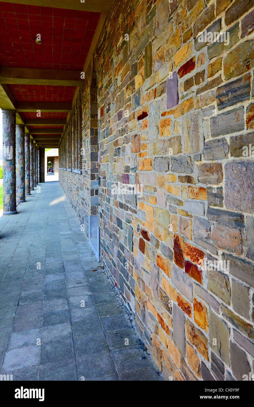 Un ingresso esterno con colonne in pietra, Banneux, Belgio. Piccolo posto Banneux è un popolare pilgrimge cattolica. Foto Stock