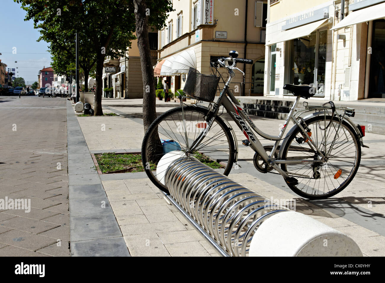 Onorevoli colleghe in bicicletta in bike stand su Main Street,Cecina Toscana Italia Foto Stock