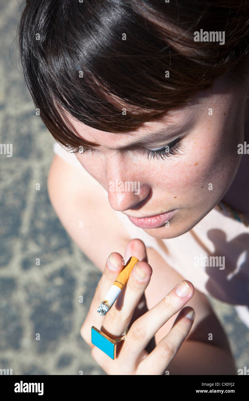 Giovane donna di fumare Foto Stock