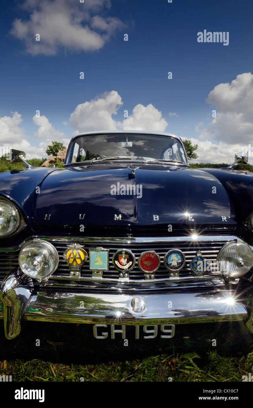 Chrome bumper car badge e la griglia del radiatore di una Humber Super Snipe a Hedsor Classic car show Foto Stock