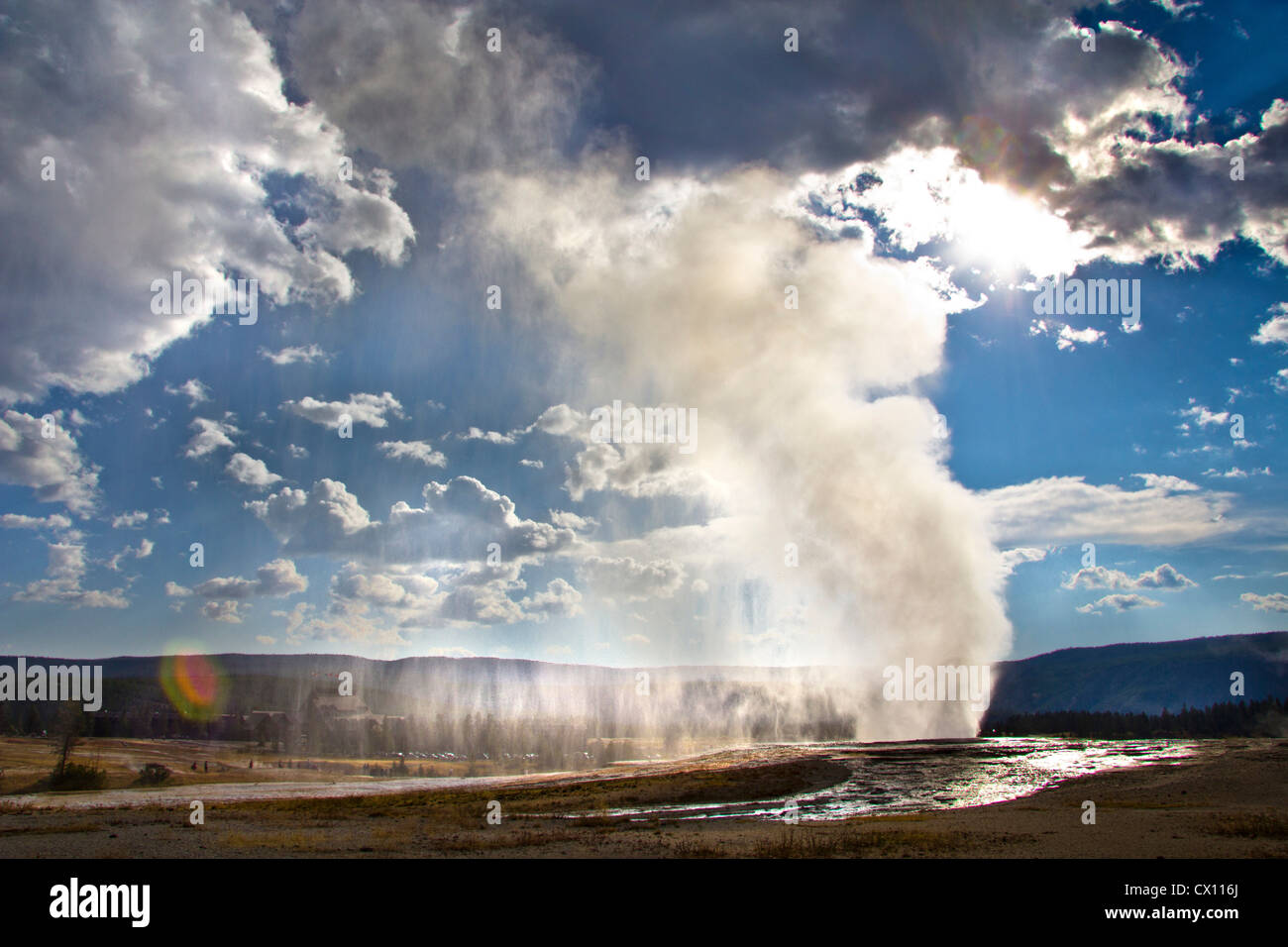 Geyser Old Faithful scoppierà, il Parco Nazionale di Yellowstone, Wyoming USA Foto Stock