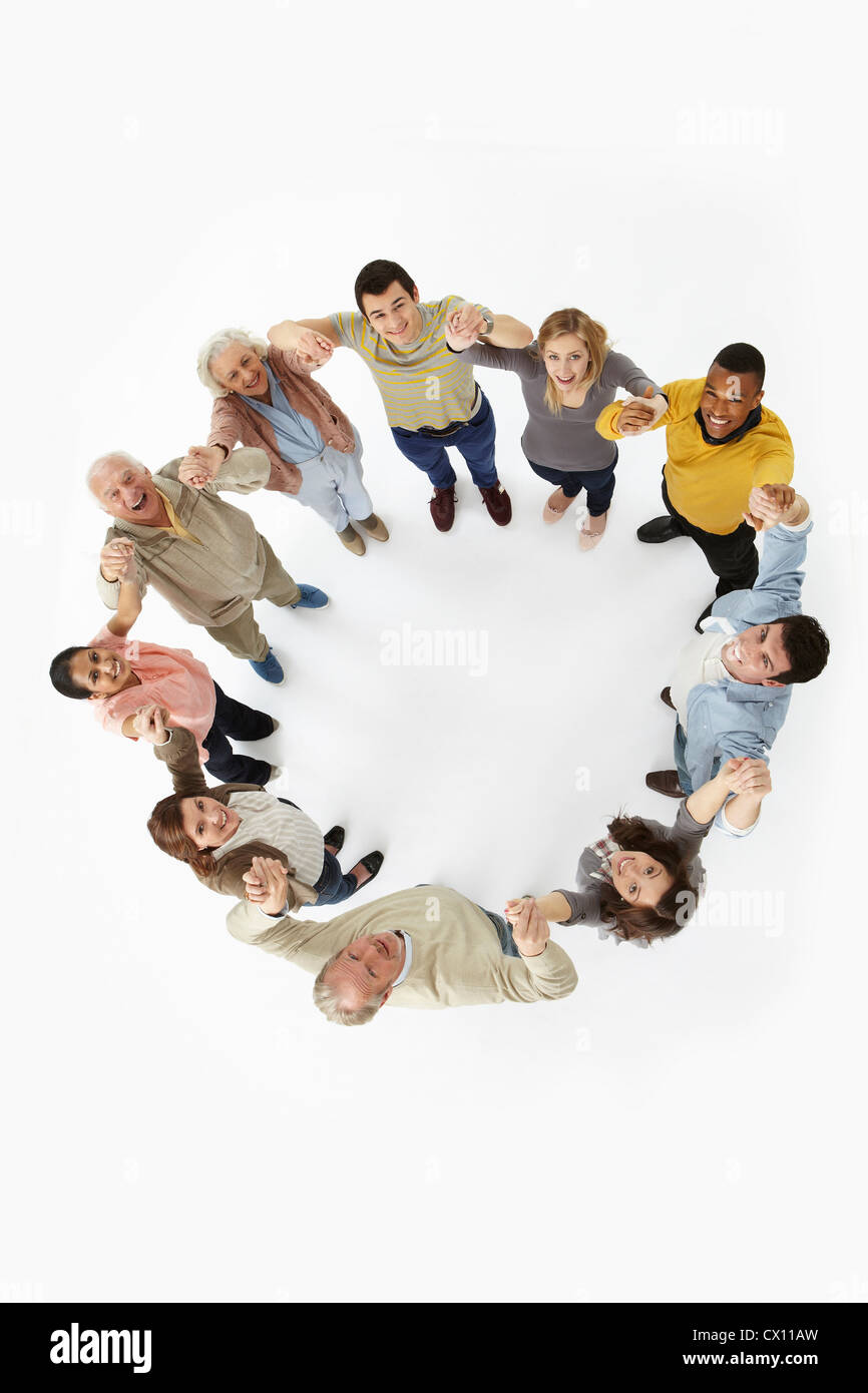 Un gruppo di persone in un cerchio, ad alto angolo di visione Foto Stock