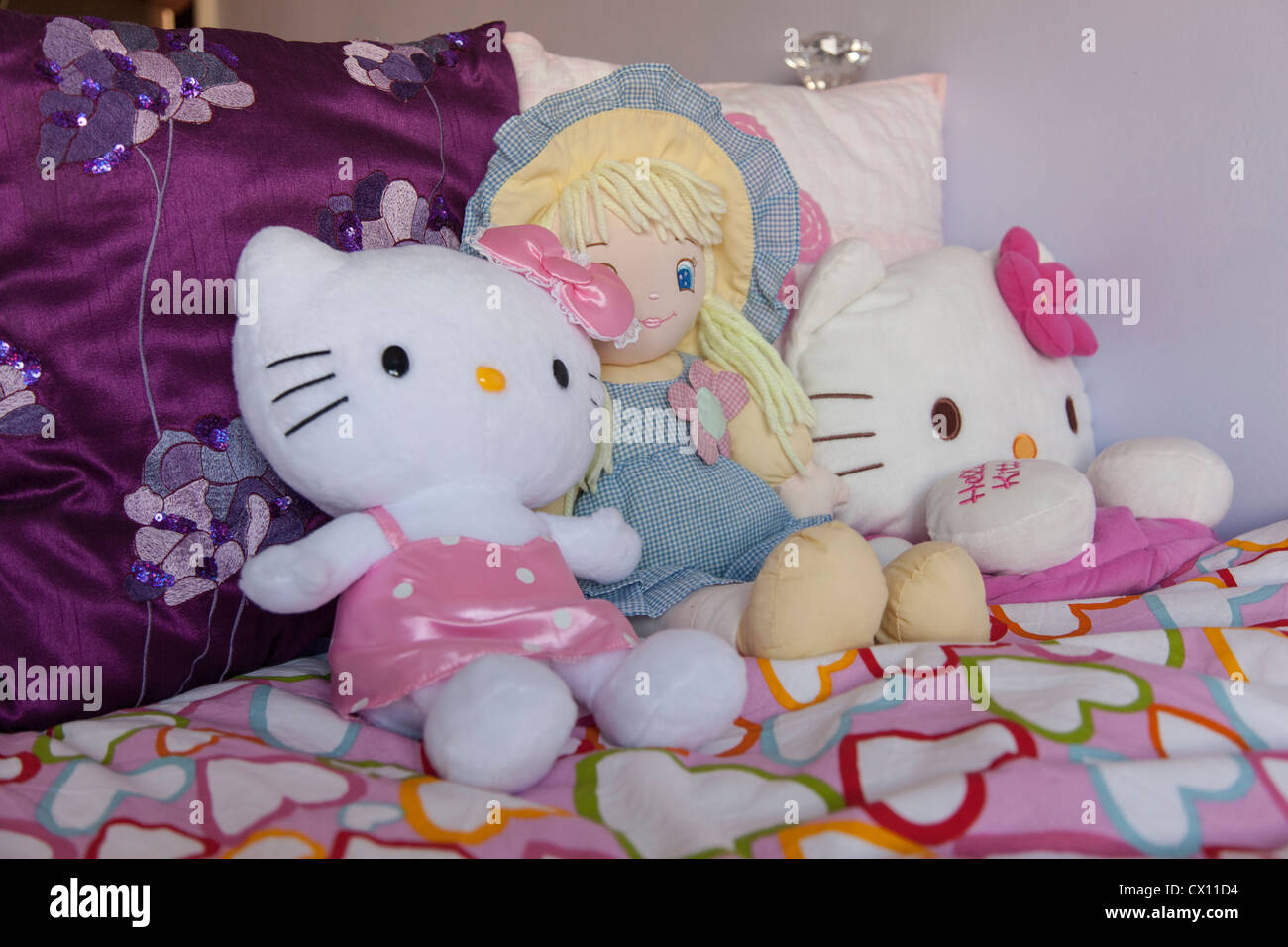I giocattoli di peluche di ragazze in camera da letto Foto Stock