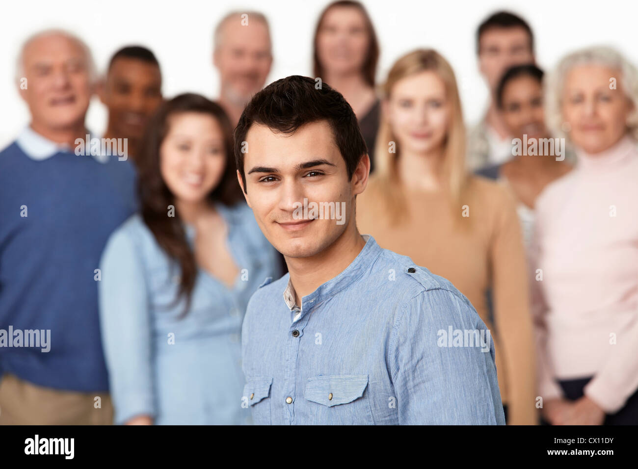 Ritratto di uomo con un gruppo di persone in background Foto Stock