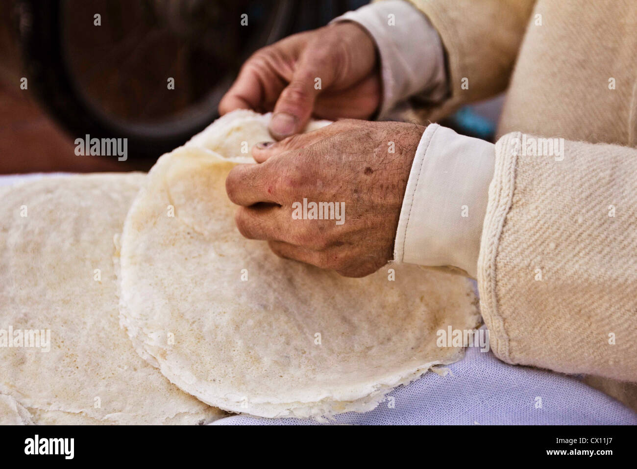 Il Brik venditore, Houmt Souk, Djerba, Tunisia Foto Stock