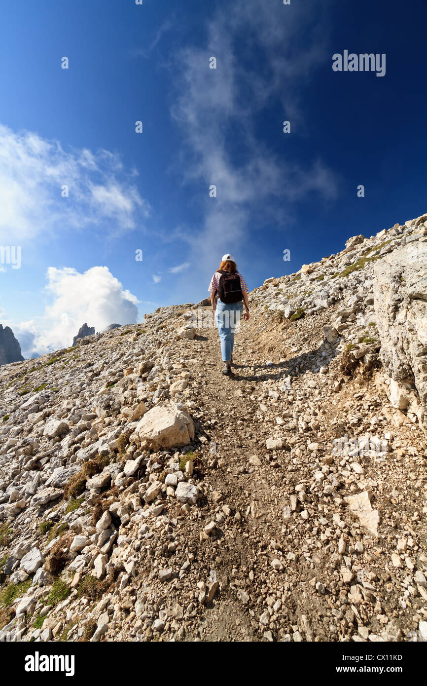 Escursionista passeggiate sulle Pale di San Martino mount, Trentino, Italia Foto Stock