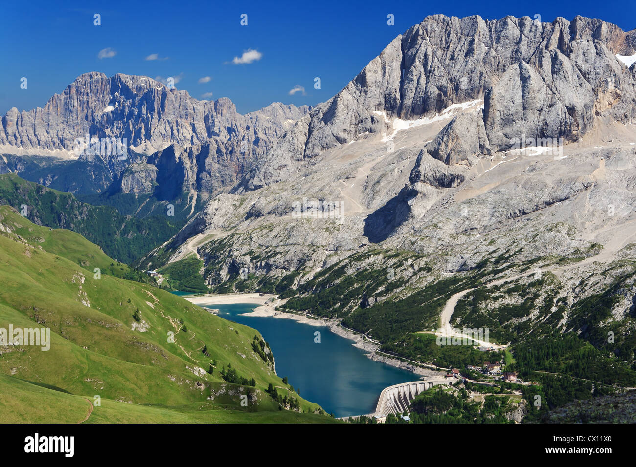 Passo Fedaia con la caratteristica del lago in estate Dolomiti italiane Foto Stock