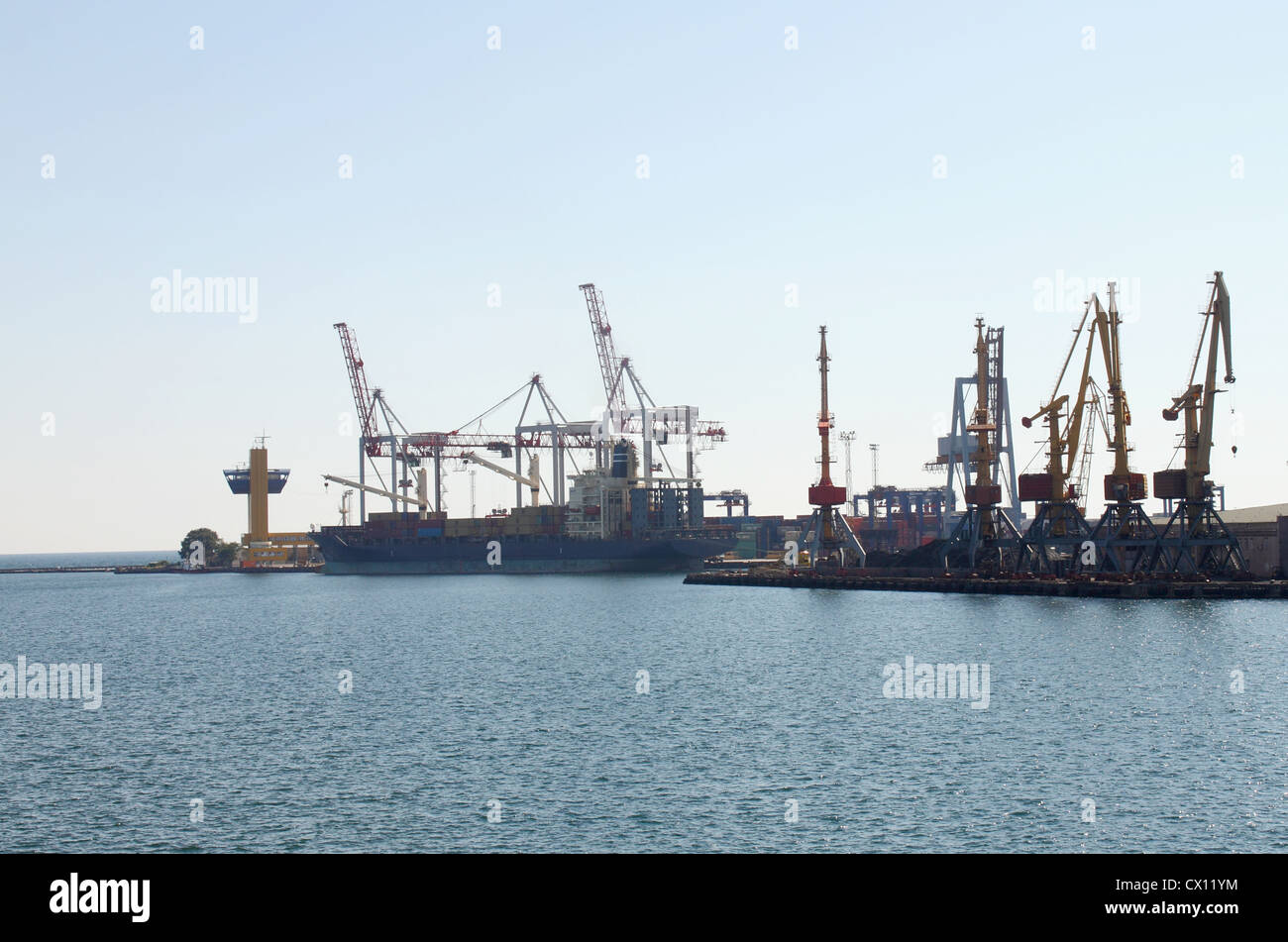 Scarico della nave portacontainer nel porto di Odesa, Ucraina Foto Stock