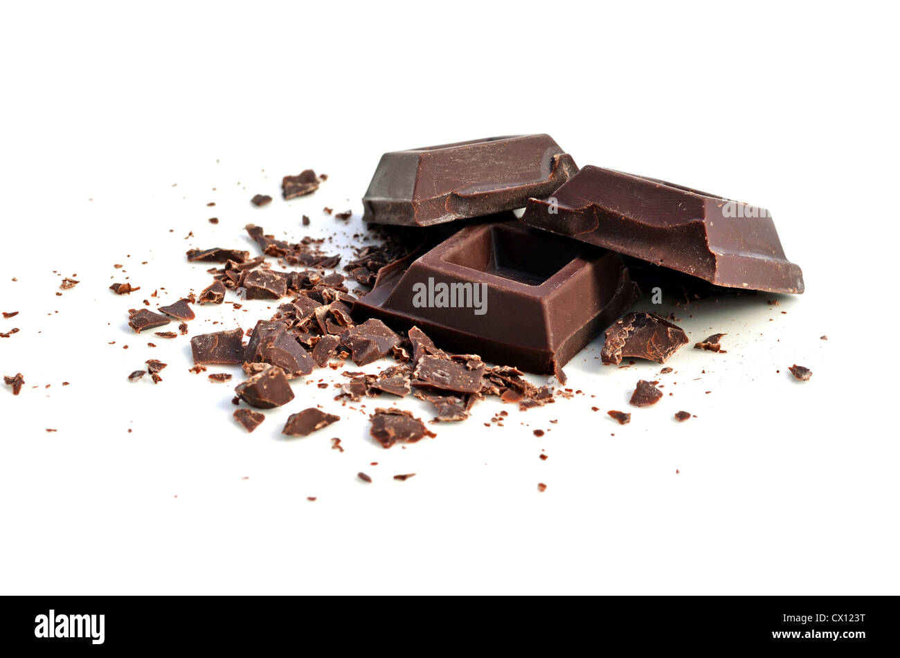 Quadrati di cioccolato e pasticcini su sfondo bianco Foto Stock