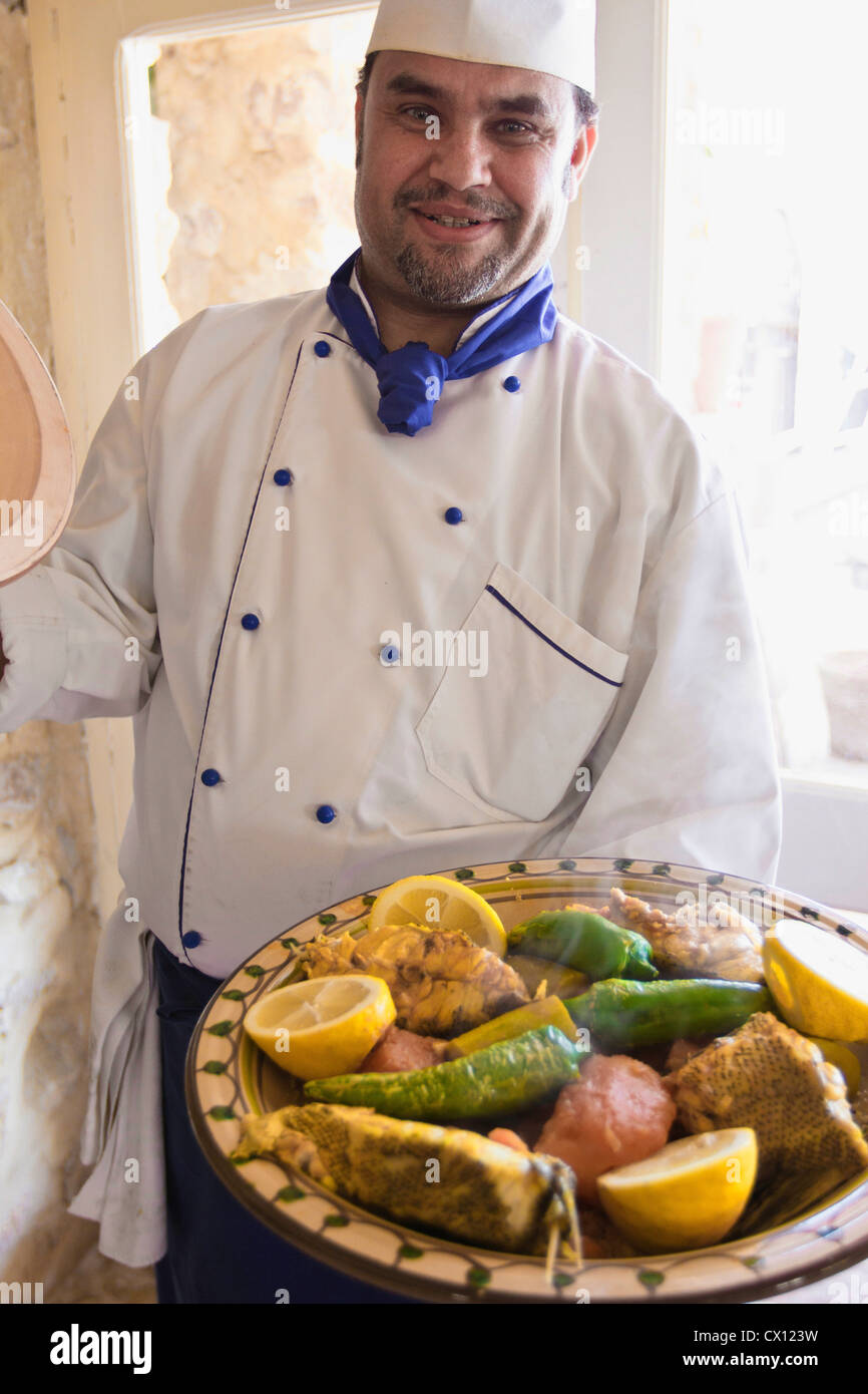 Chef con pesce e verdure piatto in Djerba, Tunisia Foto Stock