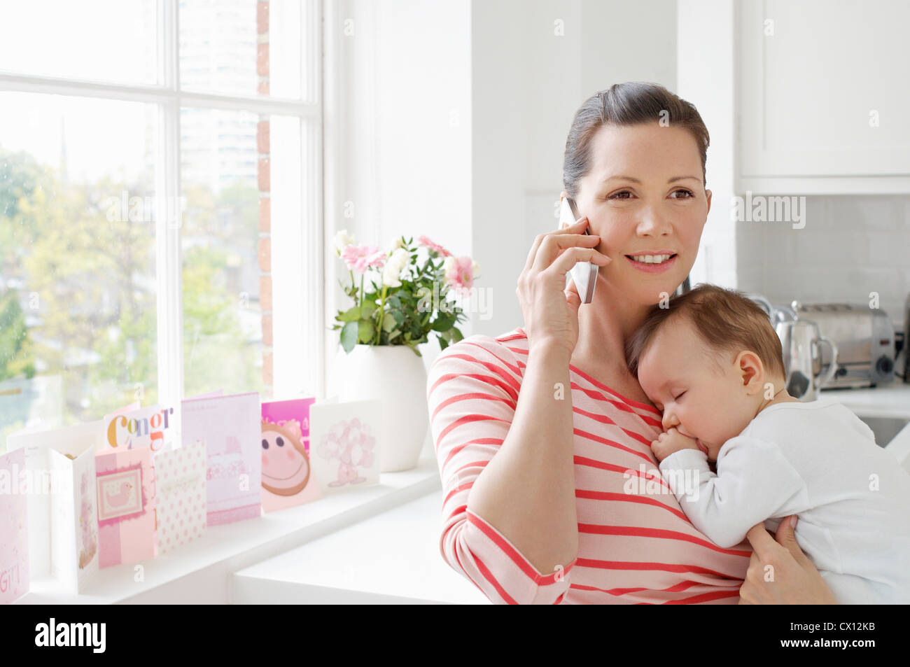 Azienda madre e bambino tramite cellulare Foto Stock