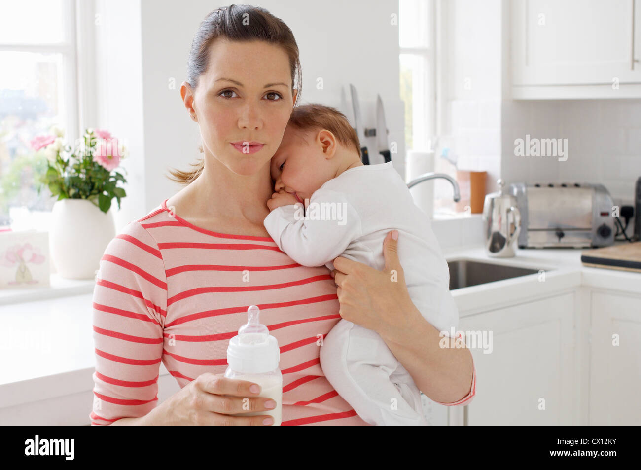 Azienda madre bambina e bottiglia Foto Stock