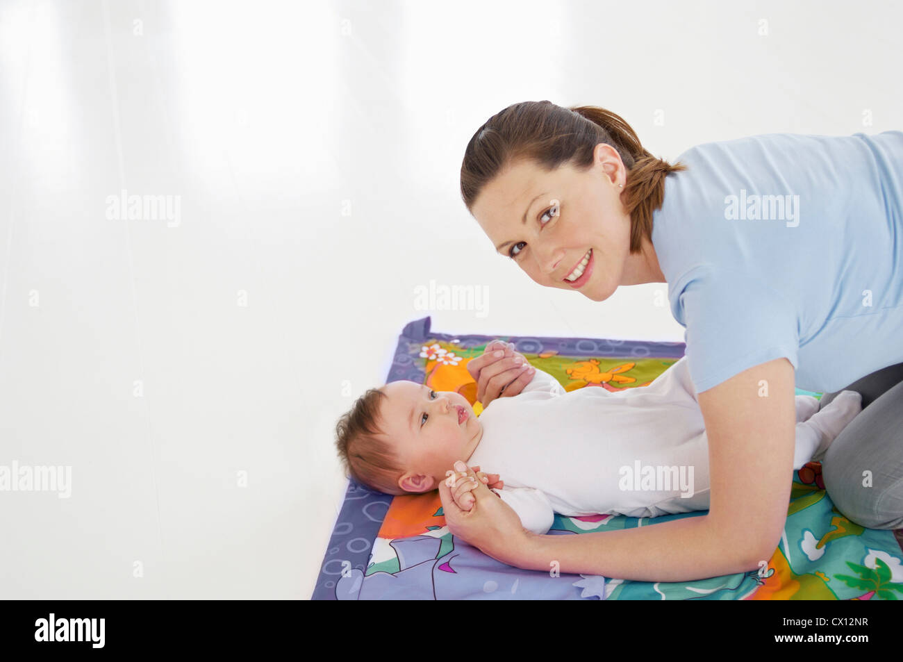 La madre e il bambino sul tappeto gioco Foto Stock