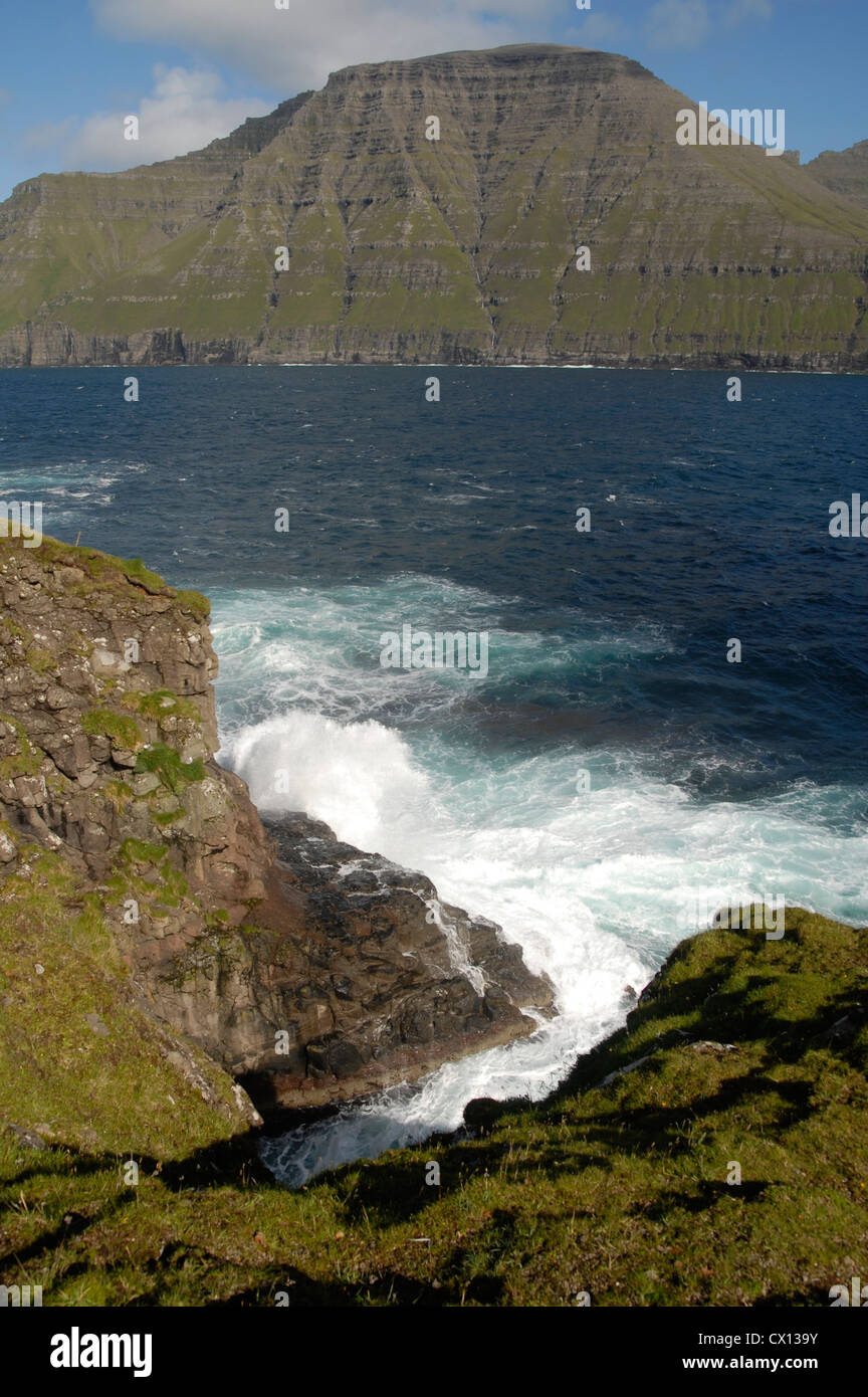 La costa vicino a muli, Bordoy Island con vista isola di Vidoy, Isole Faroer Foto Stock