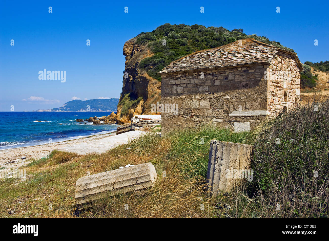 La cappella e la colonna rimane sulla spiaggia di Theotokou (Pelion Peninsular, Tessaglia, Grecia) Foto Stock