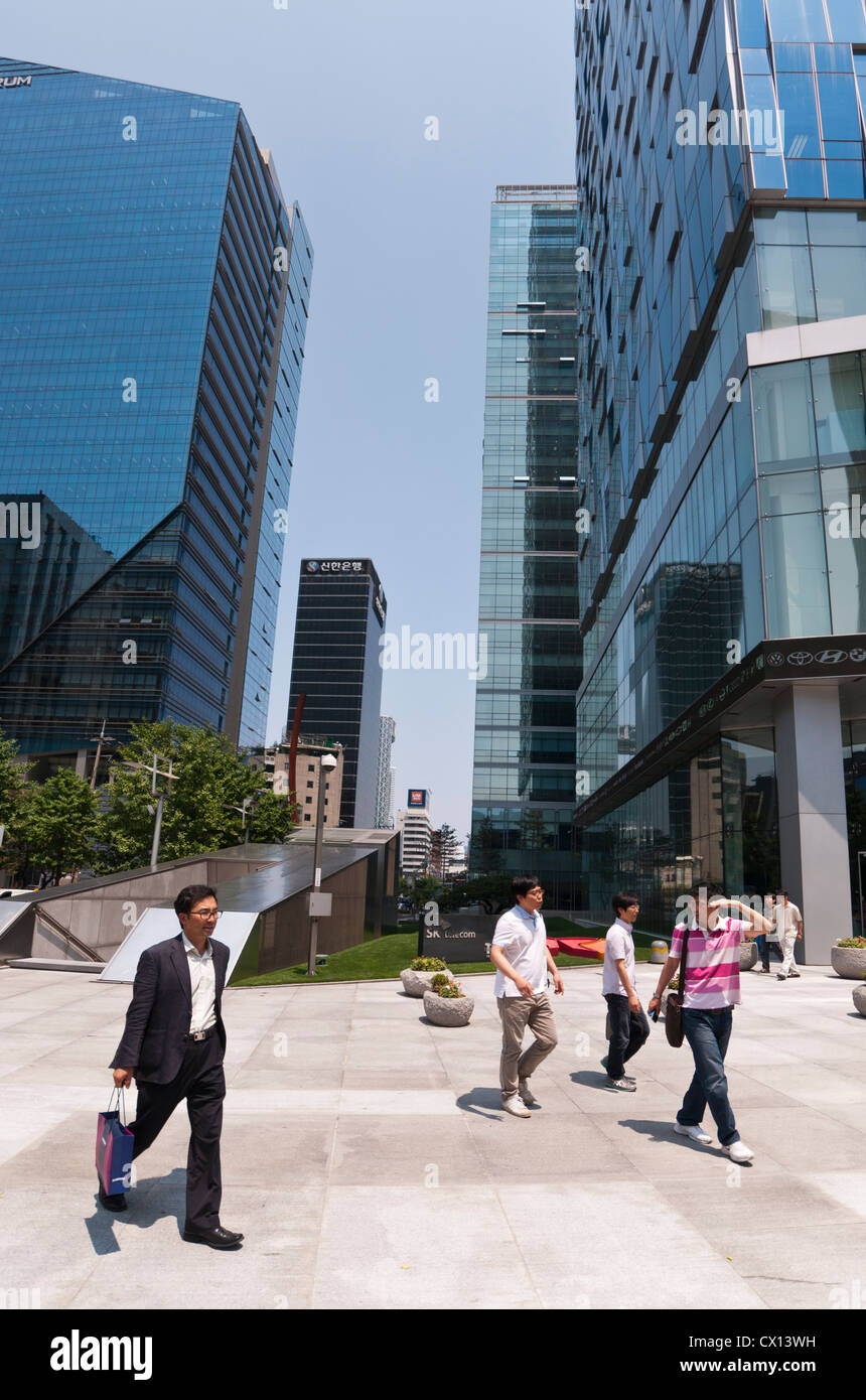 I pedoni a piedi passato alto e moderno di edifici in vetro in Eulji-ro, Seoul, Corea Foto Stock