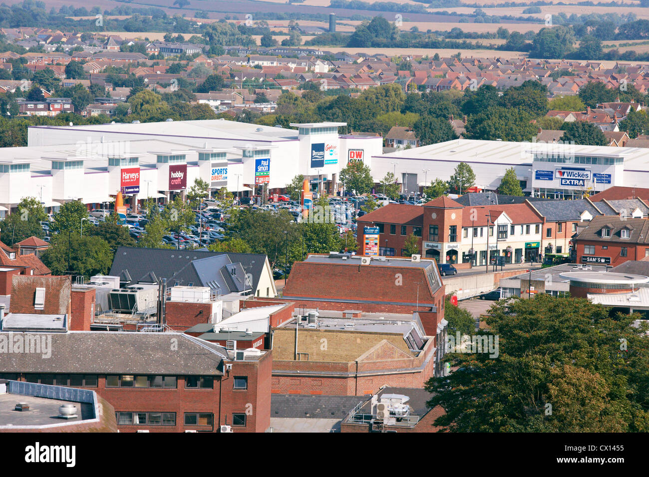 Vista di Aylesbury compreso il Aylesbury Shopping Park presa da sopra Foto Stock