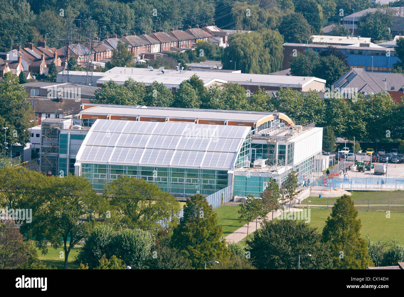 Vista di Aylesbury compreso l'Aqua Vale Center building presa da sopra Foto Stock