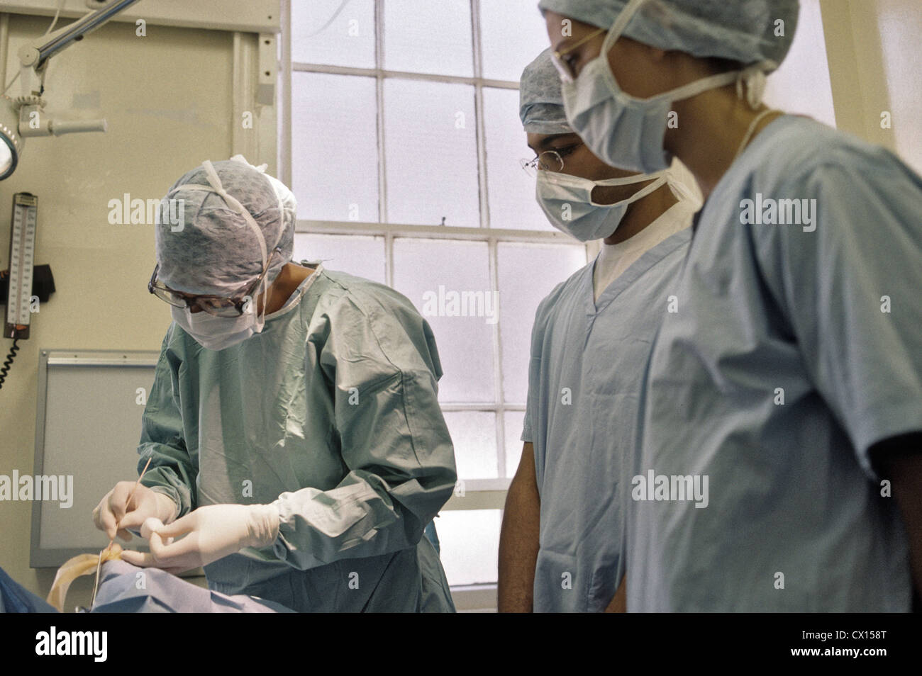 Chirurgo di eseguire l'operazione su di un piede mentre i medici dello studente osservare Foto Stock