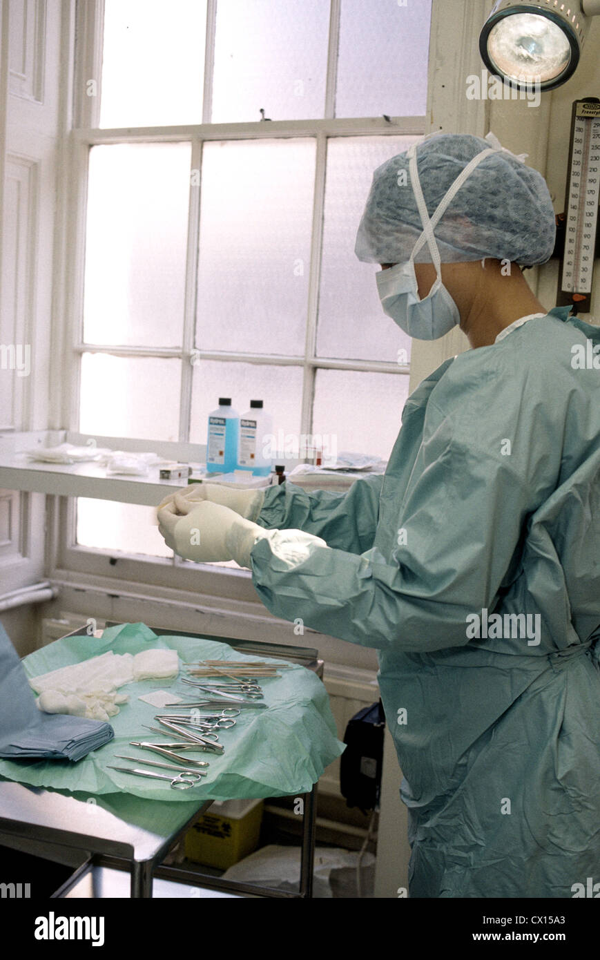 Sala operatoria in ospedale dove il chirurgo sta eseguendo un'operazione su di un piede. Foto Stock