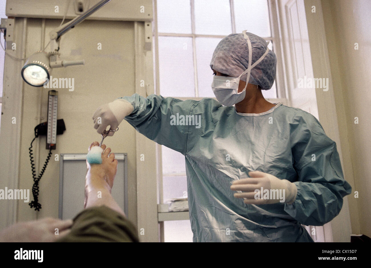 Sala operatoria in ospedale dove surgeion sta eseguendo un'operazione su di un piede. Foto Stock