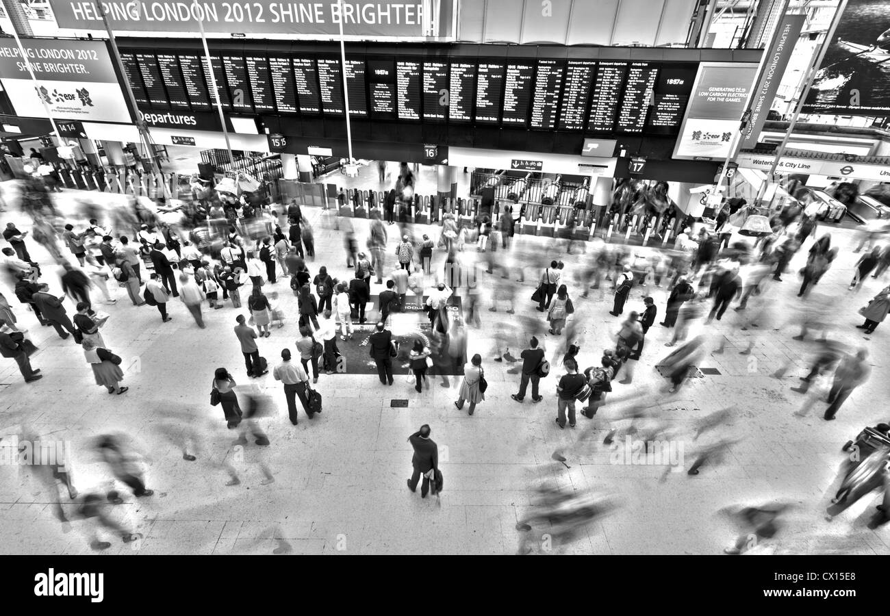 Una prospettiva interessante che mostra una statica, fermo commuter guardando la pensione presso la stazione di Waterloo a Londra. Foto Stock