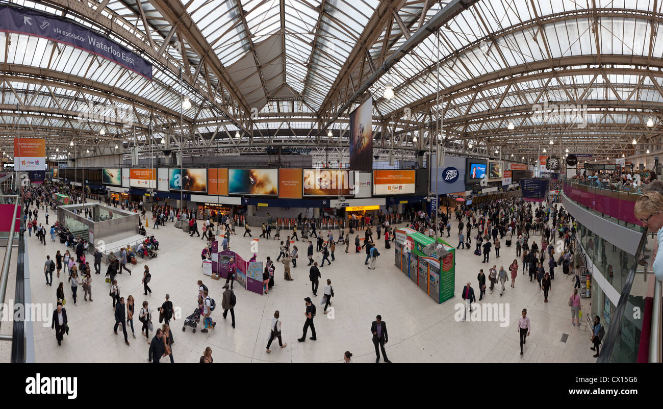 Un ampio panorama dell'interno della Stazione Waterloo di Londra. Foto Stock