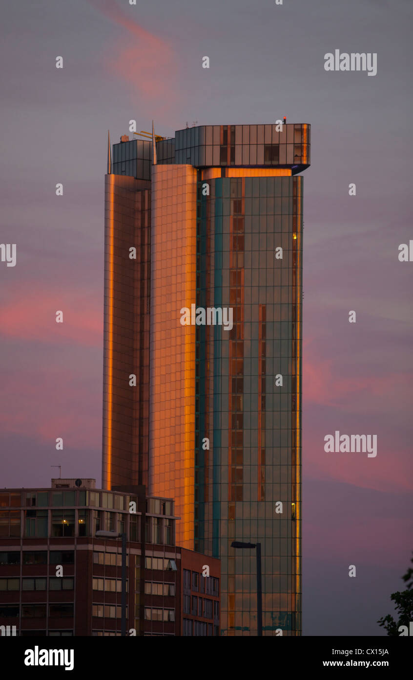 Sole di sera sul Beetham Tower nel centro della città di Birmingham. Foto Stock