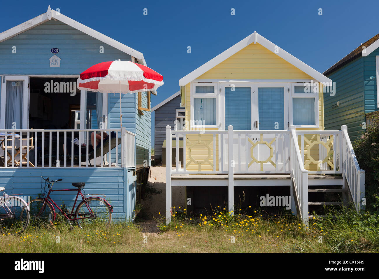 La famosa spiaggia di capanne sul Mudeford Sandspit, in Christchurch, Dorset, Inghilterra. Foto Stock