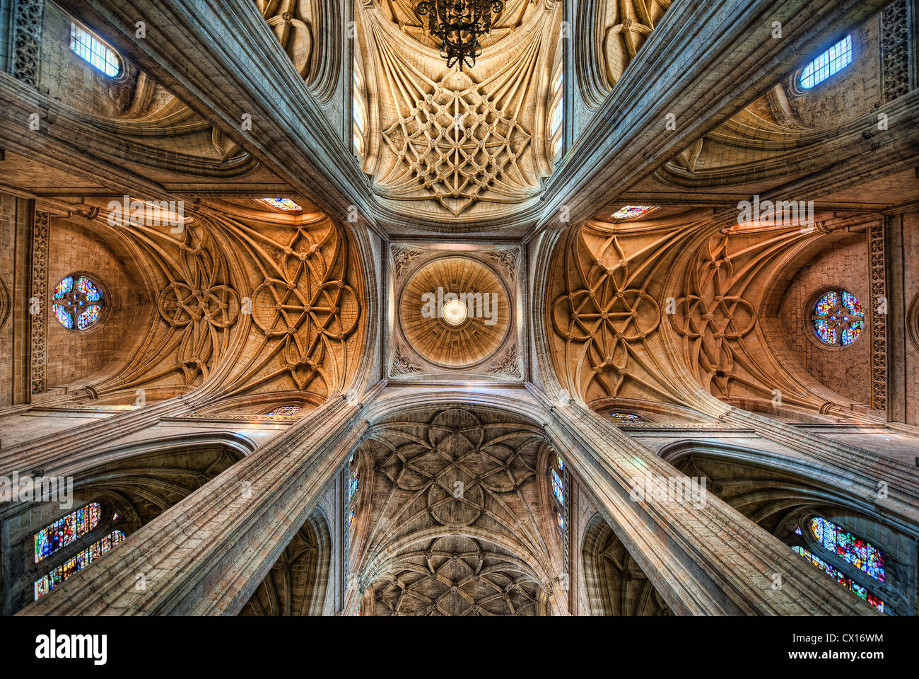 Il soffitto del splendidamente ornate Cattedrale Gotica di Segovia che risale al XVI secolo Foto Stock