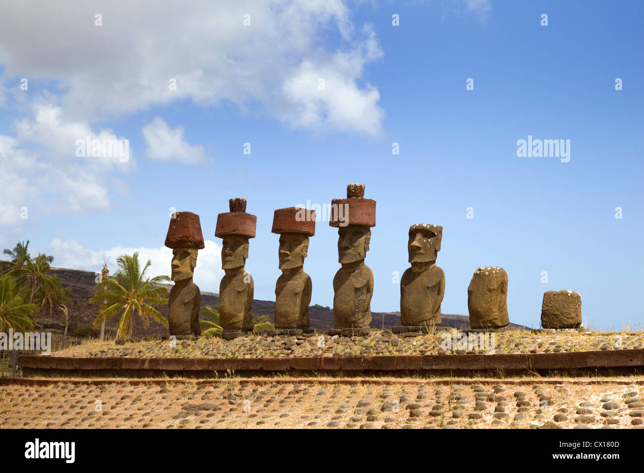 Ahu Nau Nau Moai statue alla spiaggia di Anakena con scorie rosso copricapo, Isola di Pasqua, Cile. Foto Stock