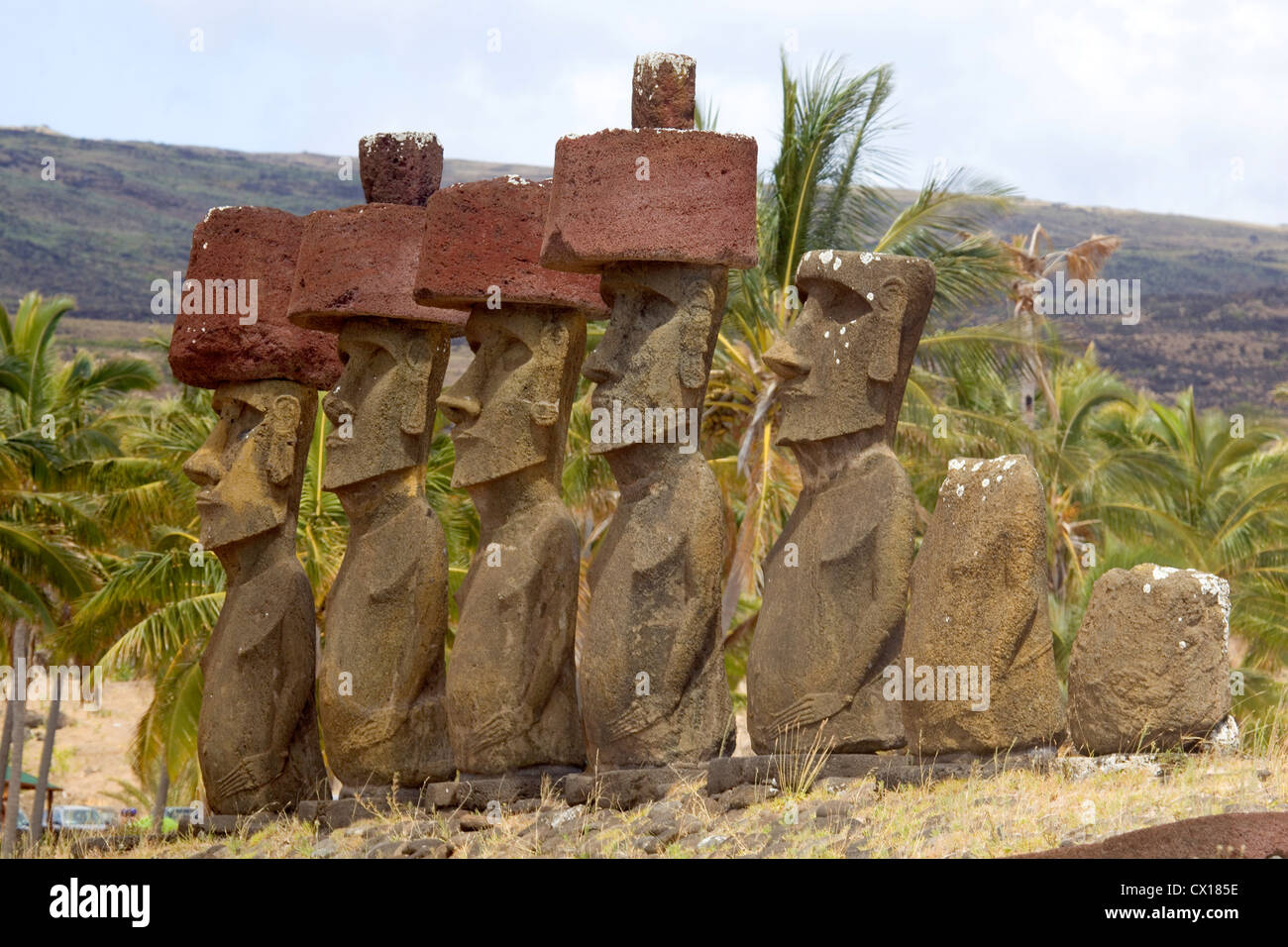 Ahu Nau Nau Moai statue alla spiaggia di Anakena con scorie rosso copricapo, Isola di Pasqua, Cile. Foto Stock