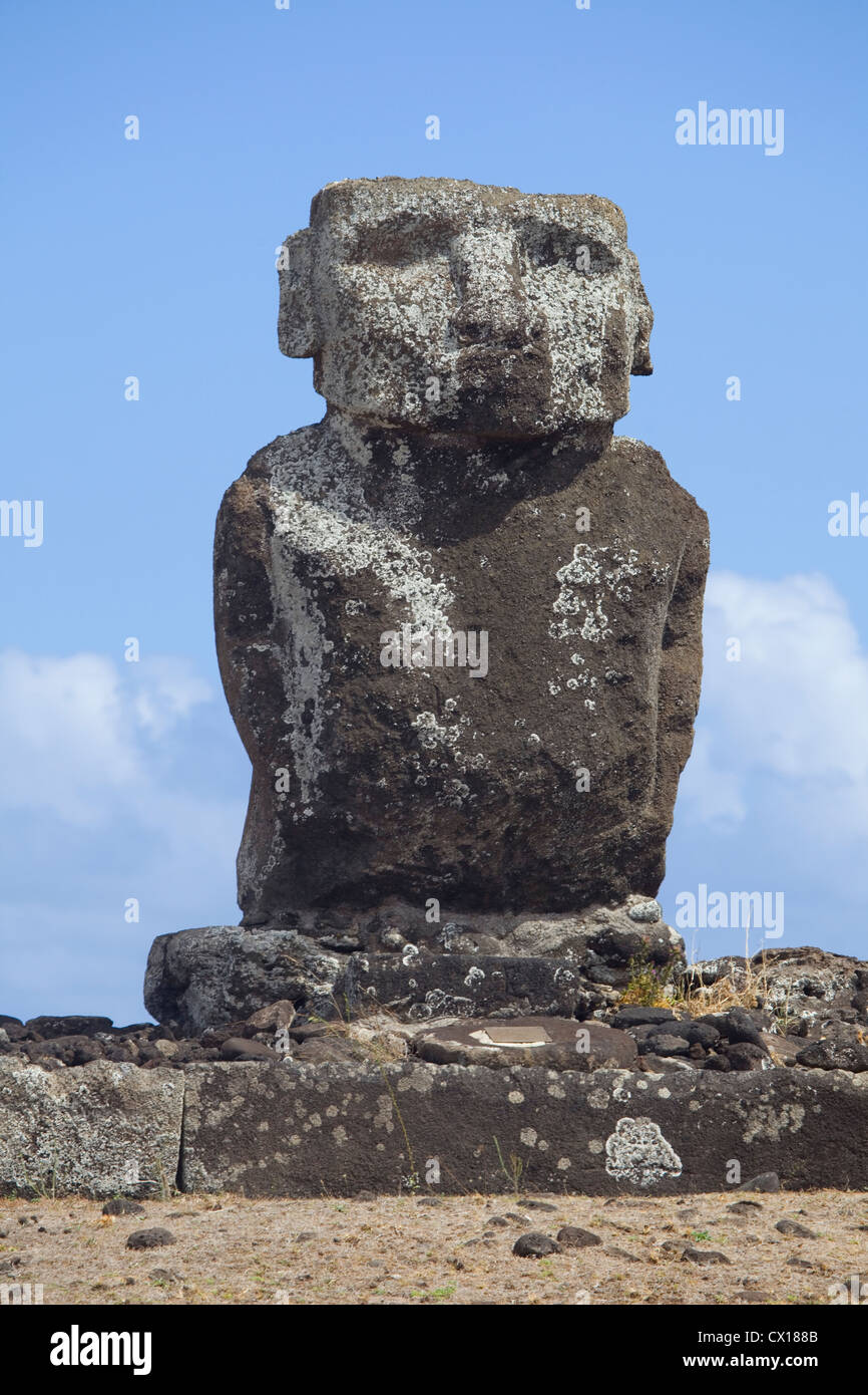 Unica statua di Ahu Huki maturi in piedi da solo guardando oltre Anakena Beach, l'isola di pasqua, Cile. Foto Stock