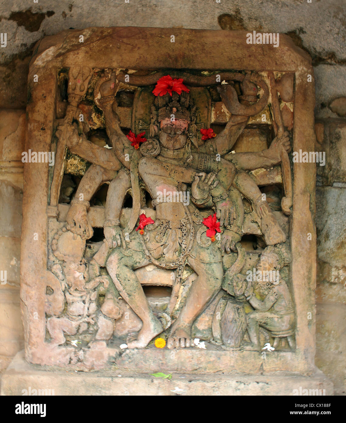 La scultura del signore Shiva, il Nataraja (ballerino cosmico) pongono. Tempio di Konark; Orissa; India Foto Stock