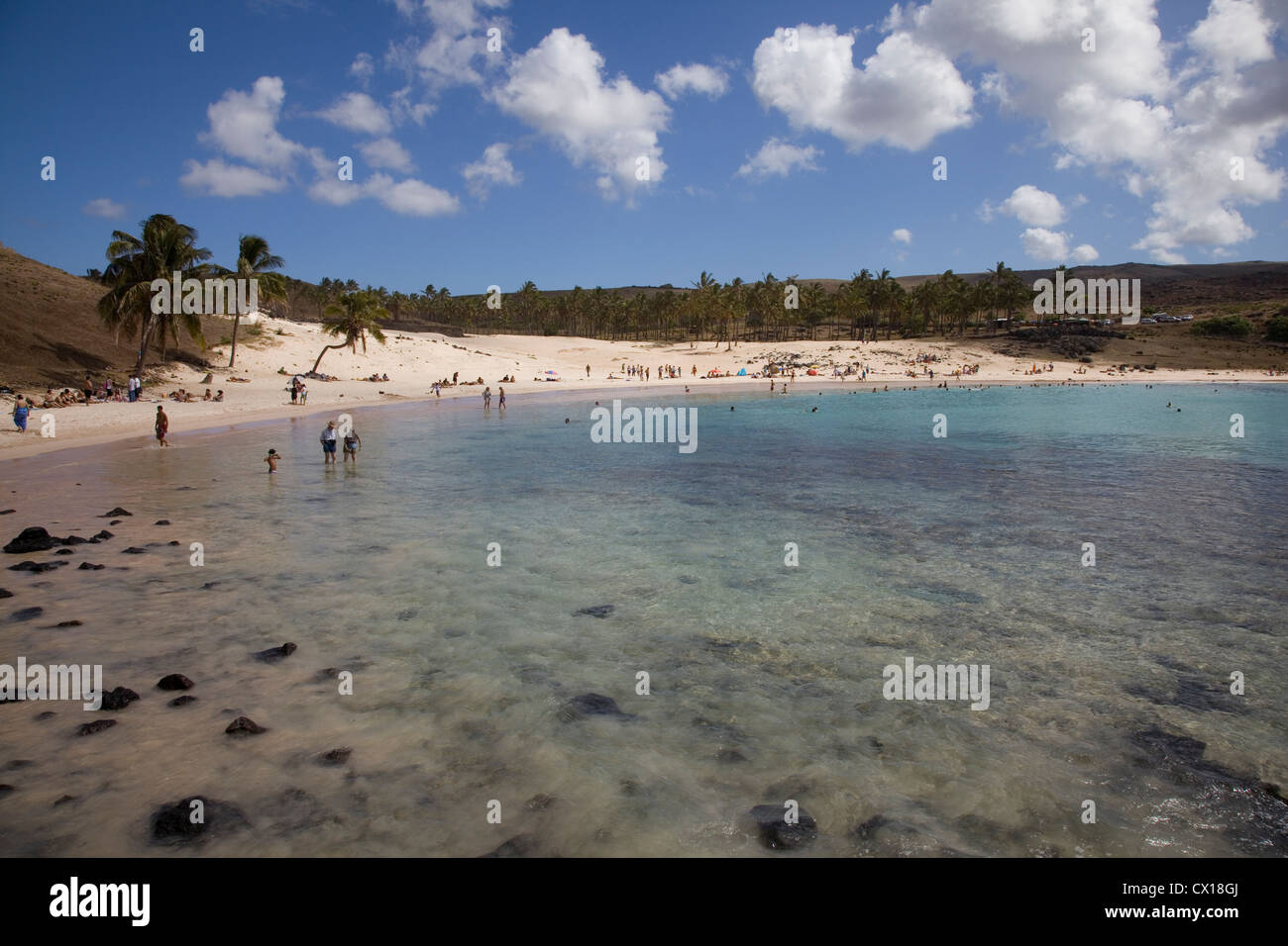 Per coloro che godono di una bella giornata in spiaggia di Anakena, Isola di Pasqua, Cile. Foto Stock
