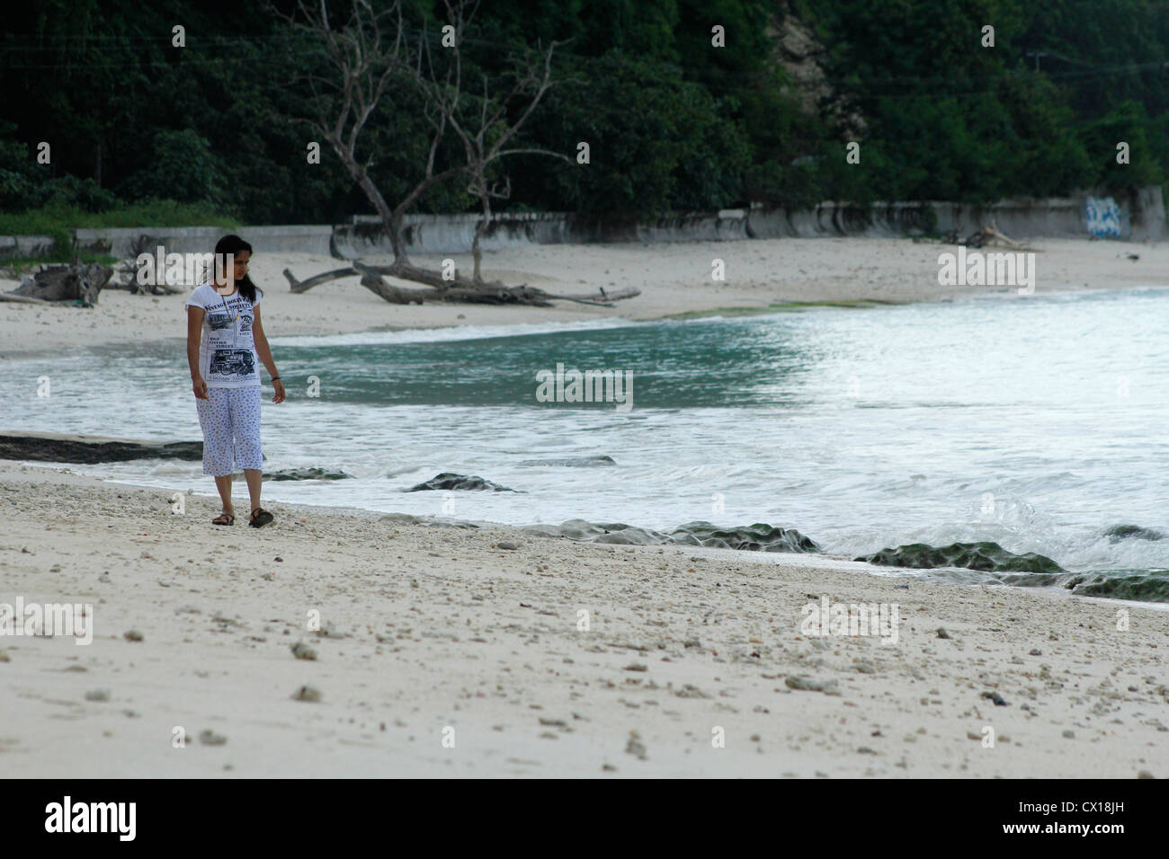 Donna passeggiando lungo la spiaggia Kalapathar, Havelock le isole Andamane e Nicobar Foto Stock