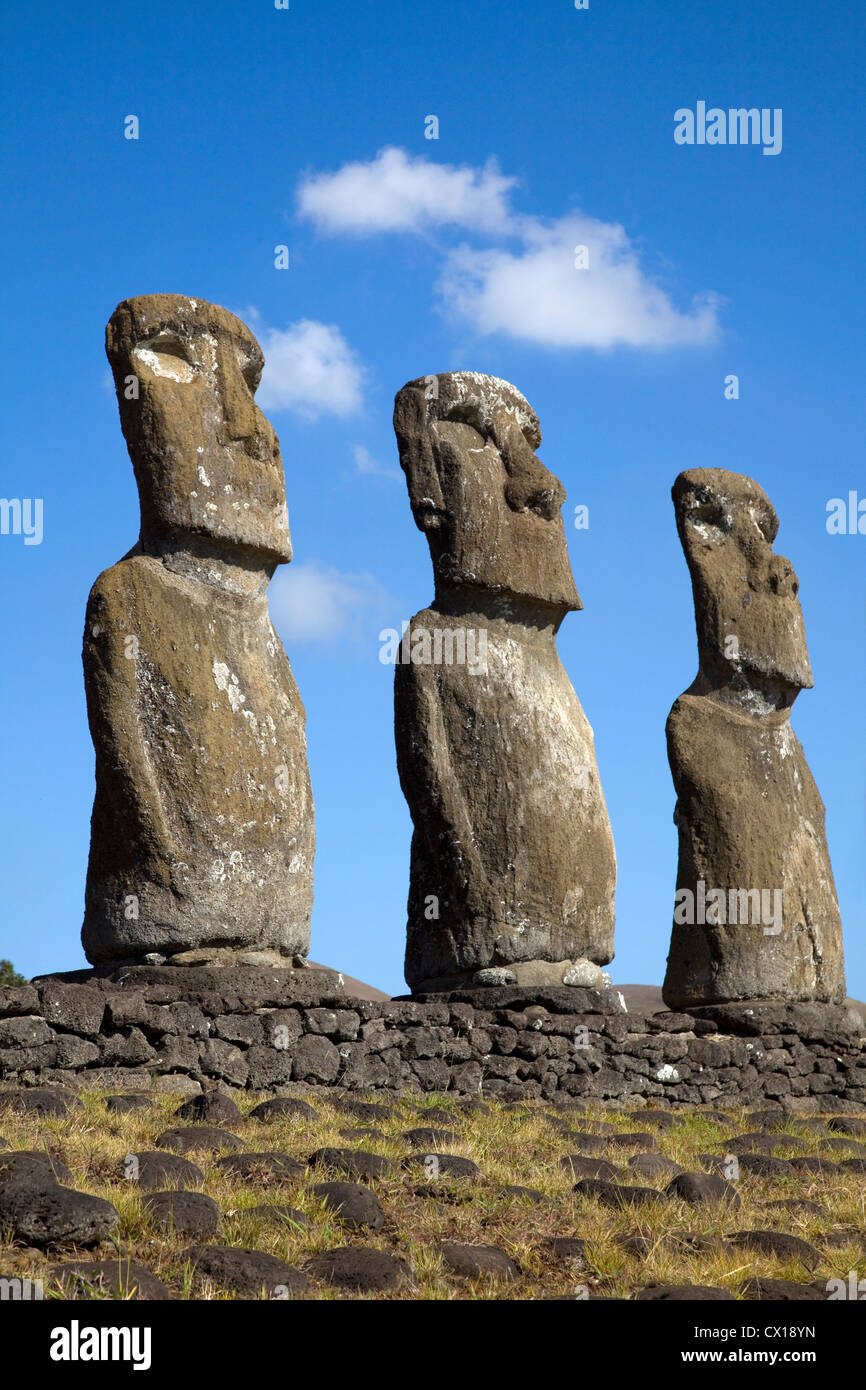 Vista di tre dei sette Ahu Akivi Moai, che sono gli unici Moai di faccia al mare, Rapa Nui, Isola di Pasqua, Cile. Foto Stock