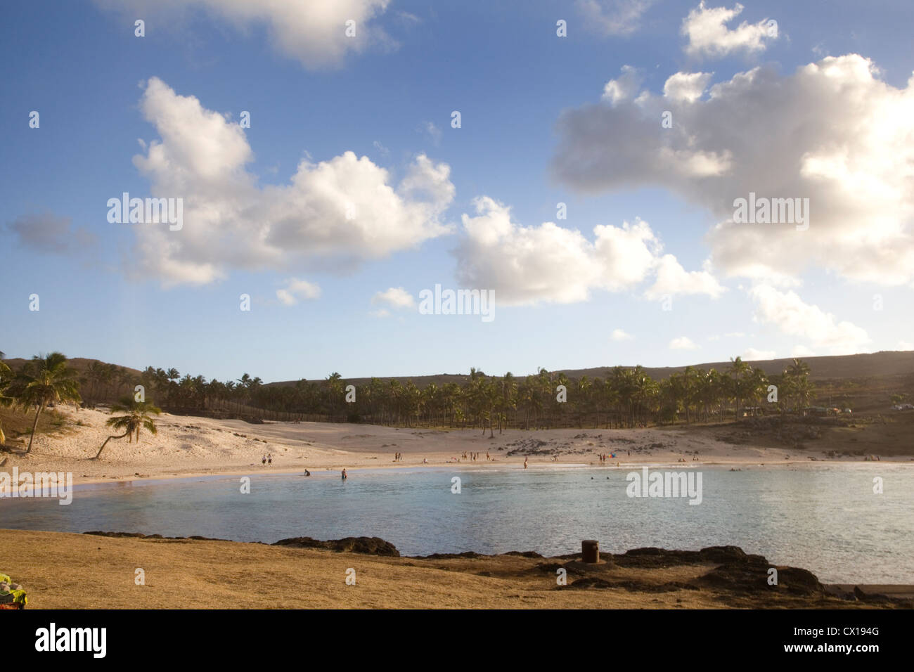 Nel tardo pomeriggio in spiaggia di Anakena, Isola di Pasqua, Cile. Foto Stock