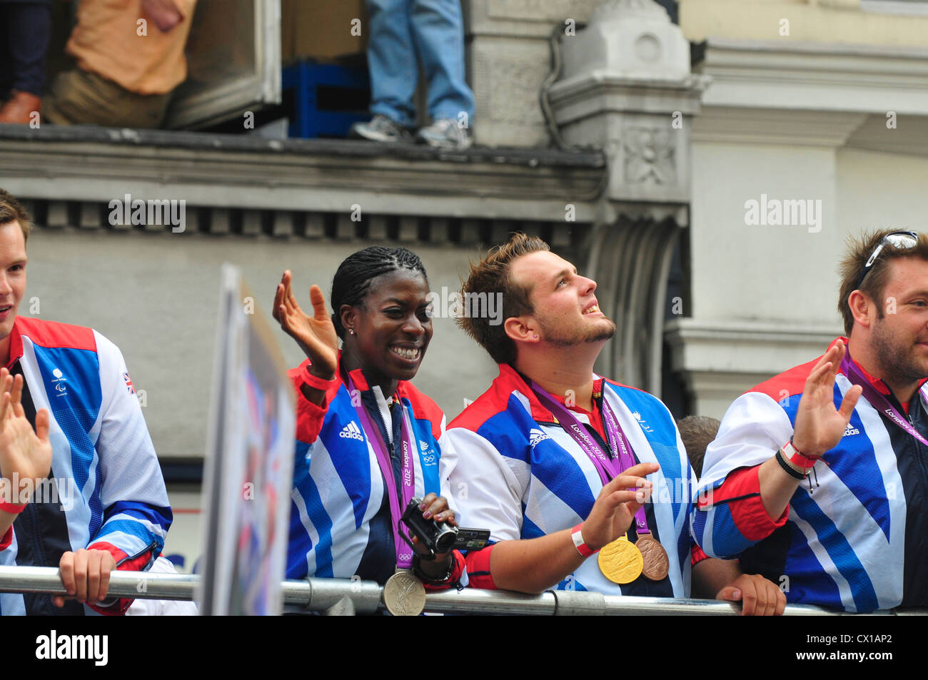 Christine Ohuruogu e Aled Davies alla parata degli atleti per festeggiare il successo del team GB e Paralimpiadi GB a Londra 2012 Foto Stock