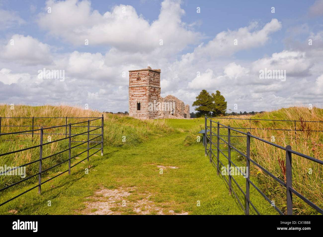 Knowlton chiesa nella contea di Dorset, Inghilterra. Secondo le storie locali, è la maggior parte hanuted posto in zona. Foto Stock