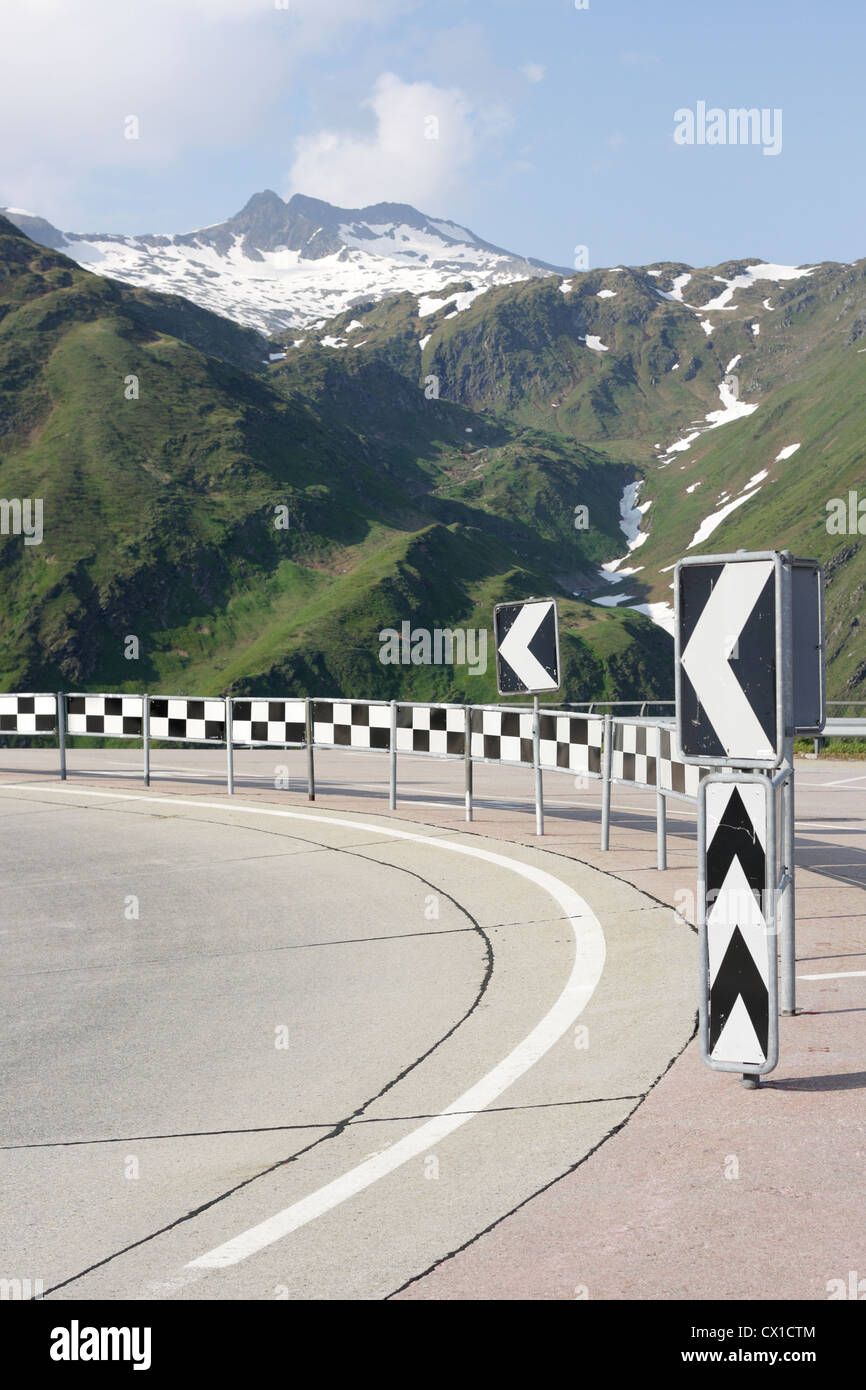 Mountain pass road a serpentina del San Gottardo in Svizzera Foto Stock