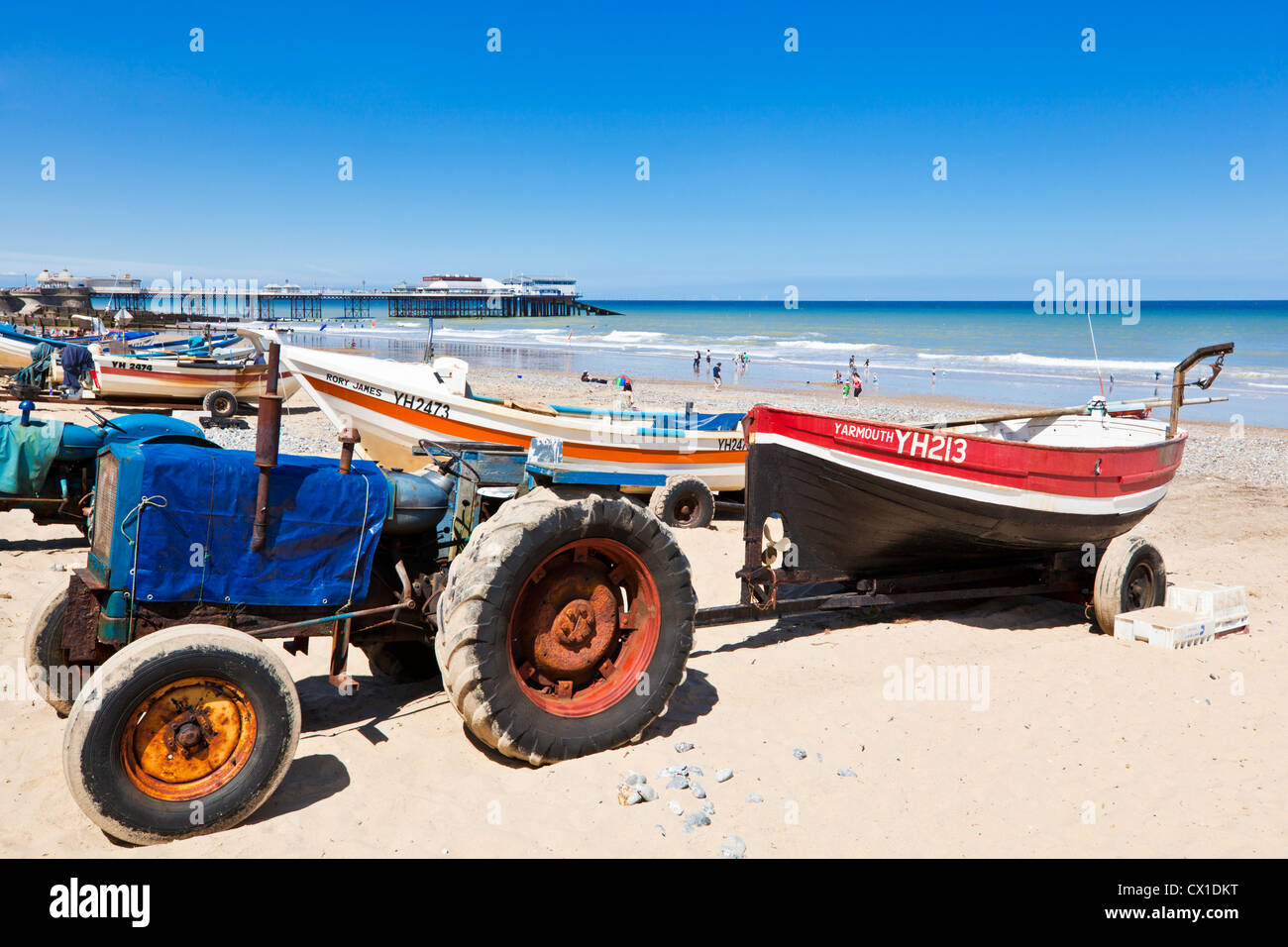 Cromer Beach e trattori di trazione barche da pesca Norfolk England Regno Unito GB EU Europe Foto Stock