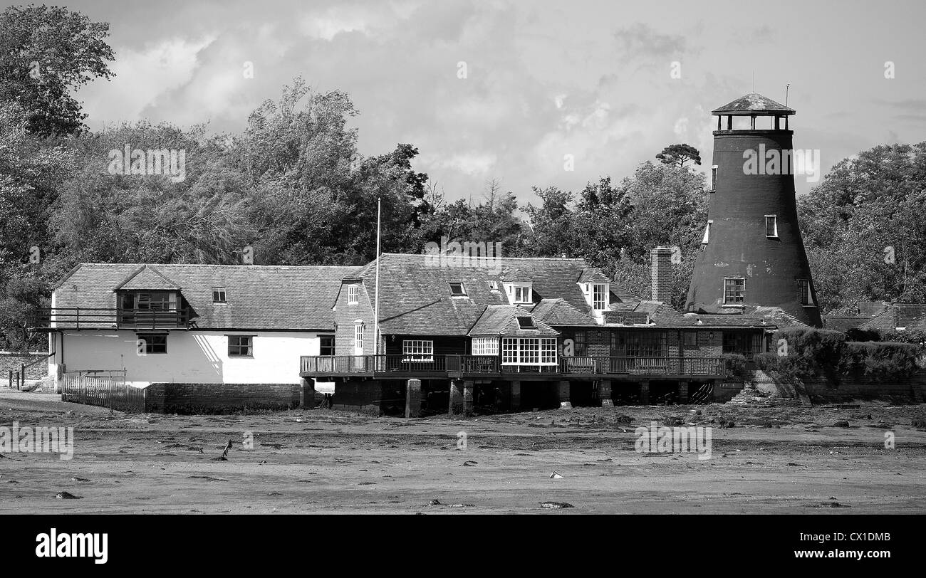 Convertito grade 2 listed building, il mulino a vento, Chichester, porto, Langstone, Hayling Island a bassa marea esponendo velme. Foto Stock