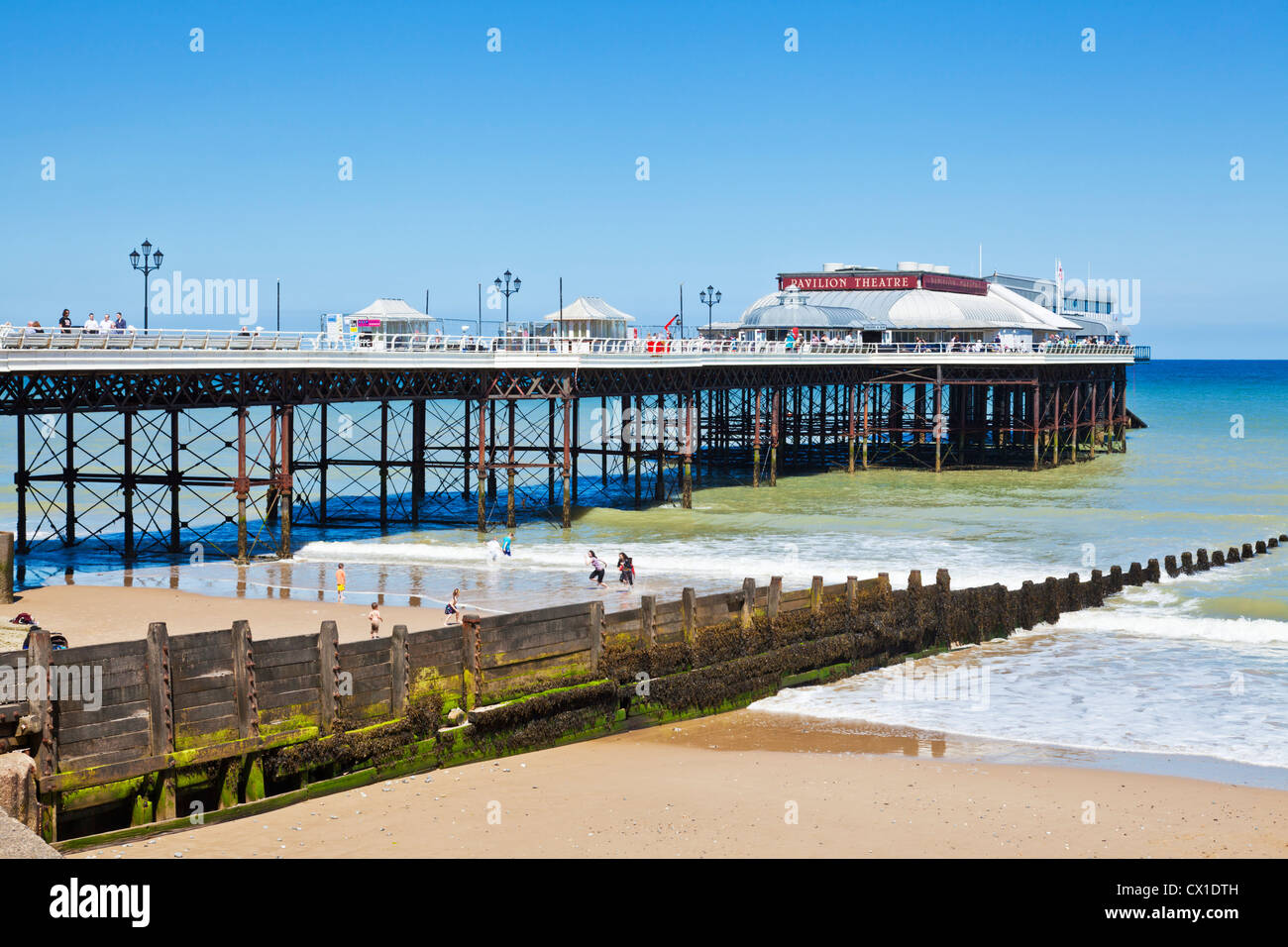 Cromer Pier e Cromer Beach pennelli CROMER Inghilterra NORFOLK REGNO UNITO GB EU Europe Foto Stock