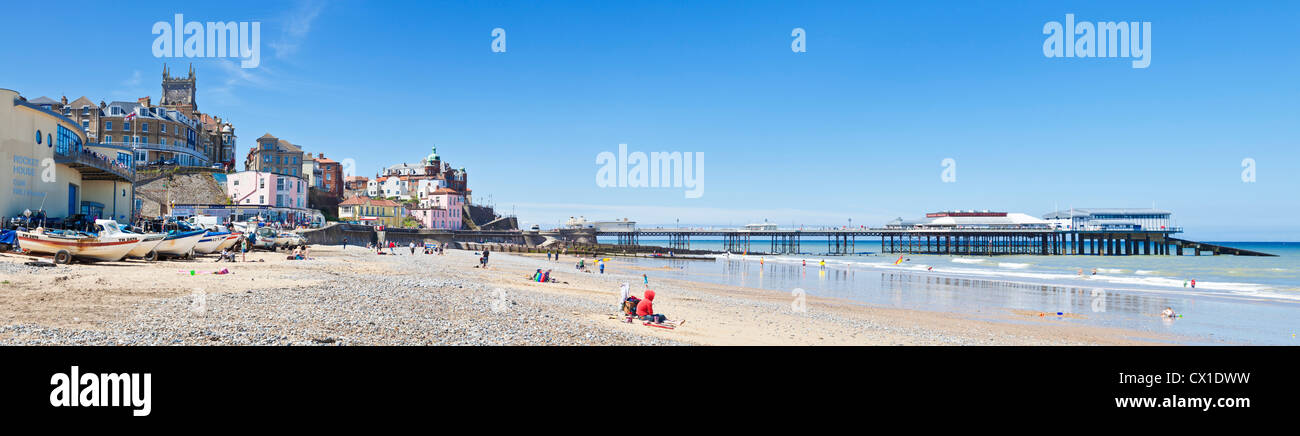 Panorama di Cromer Pier e Cromer Beach CROMER Inghilterra NORFOLK REGNO UNITO GB EU Europe Foto Stock