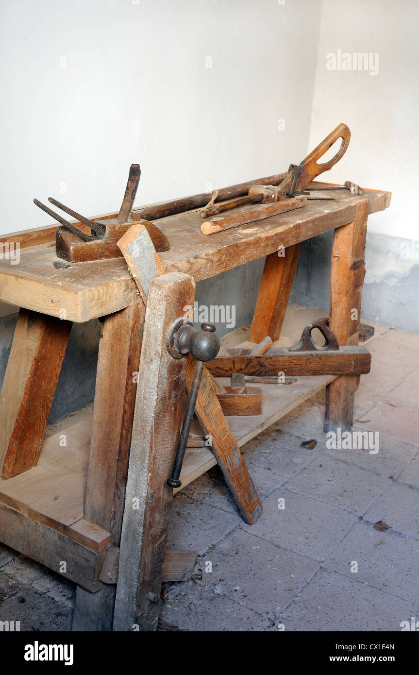 Falegname antico banco da lavoro del falegname gli strumenti di lavoro  metier Foto stock - Alamy