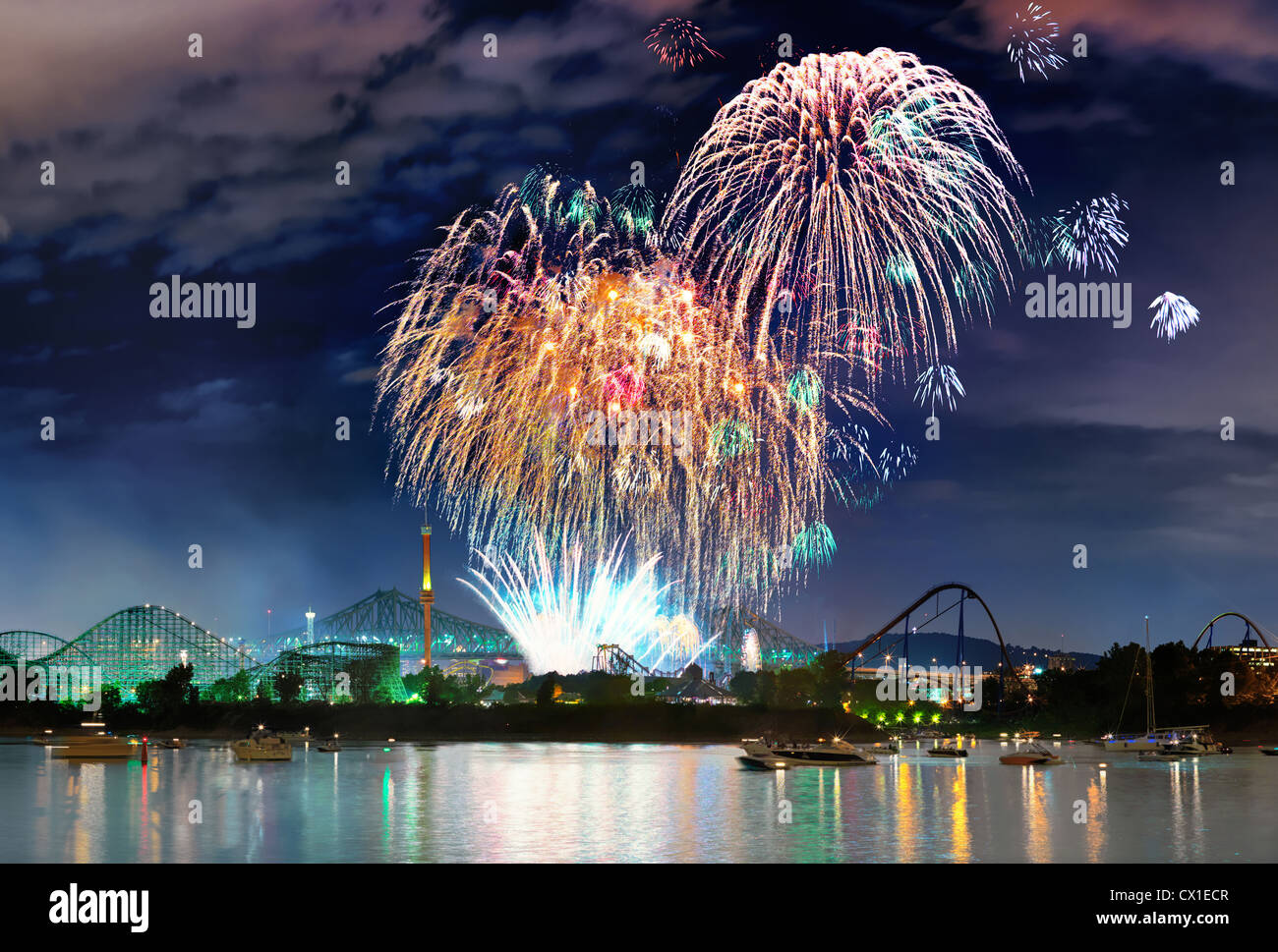 Fuochi d'artificio su Montreal è il parco divertimenti di La Ronde. Feux d'artificio au dessus de La Ronde à Montréal. Foto Stock