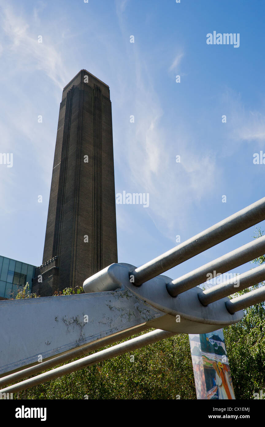 Un supporto del Millenium Bridge con la torre di Tate Modern in background Foto Stock